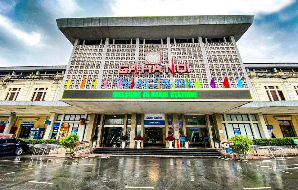 Capture the scenic arrival in Hue’s imperial gem